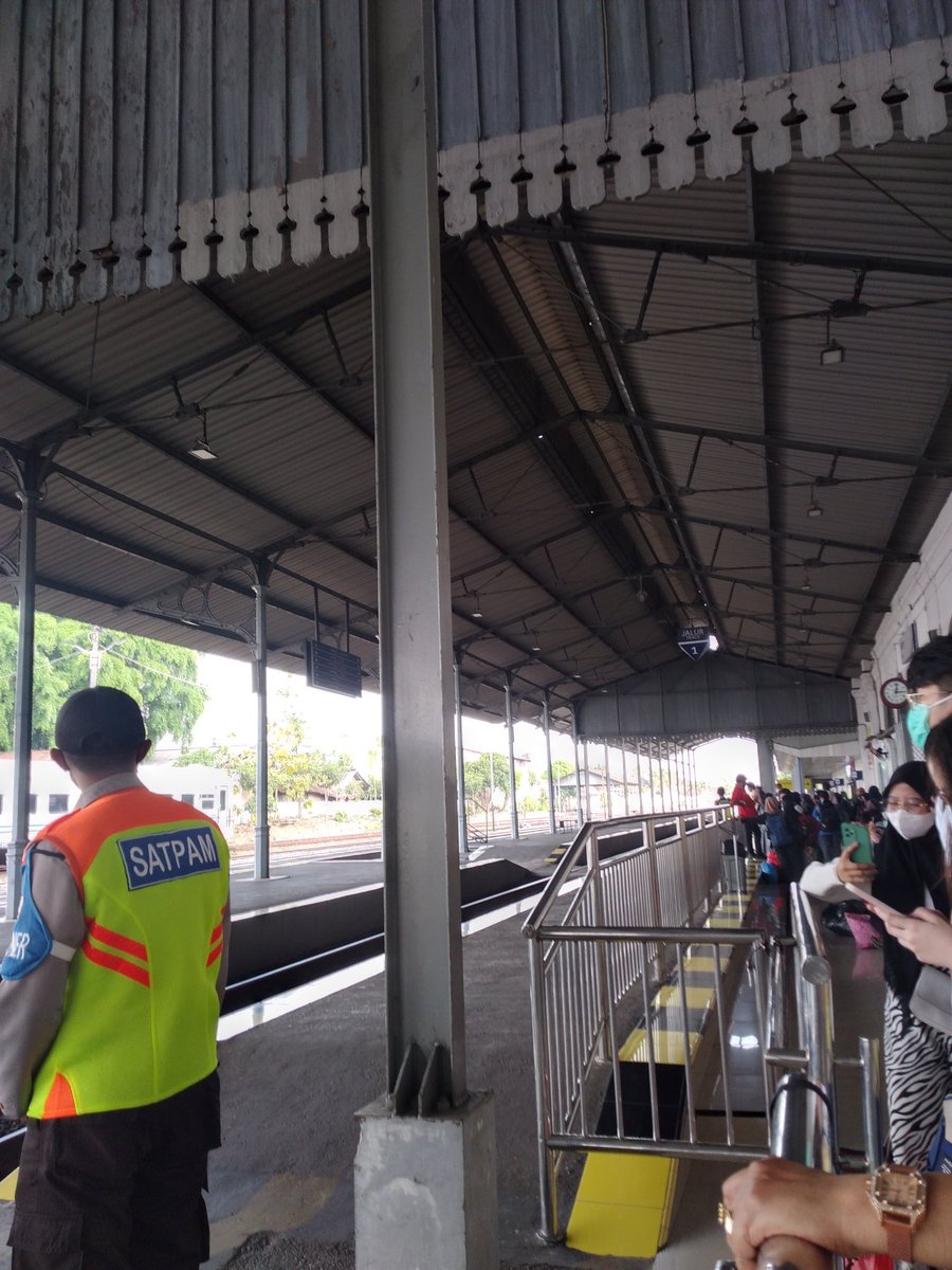 InikeFibri's tweet photo. Lagi remuk, tapi kalau dibuat liburan langsung sehat wal afiat😂 https://t.co/dpdxB3Nr85
