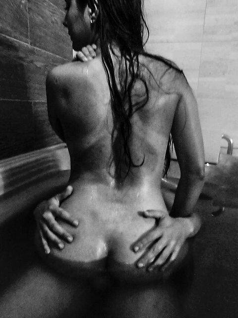 bilingual2326's tweet photo. Making art out of your body ... in the privacy of my bathtub ⚜️🖤#bubblebath #intimacy #massage #night #onlyfans #onlyfansgirl #onlycouples #submission #dominantmale https://t.co/o1YtqjZFsX