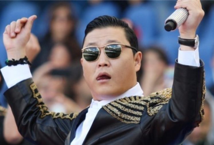 PSY SUMMERSWAG шоу тоглолт. Канвон мужийн тоглолтын дараа тайз хураах ажлын үеэр МОНГОЛ ЗАЛУУ унаж амь насаа алджээ. Тайзны ажил үнэндээ ямар ч хамгаалалтын хэрэгсэлгүй явагддаг шүү...