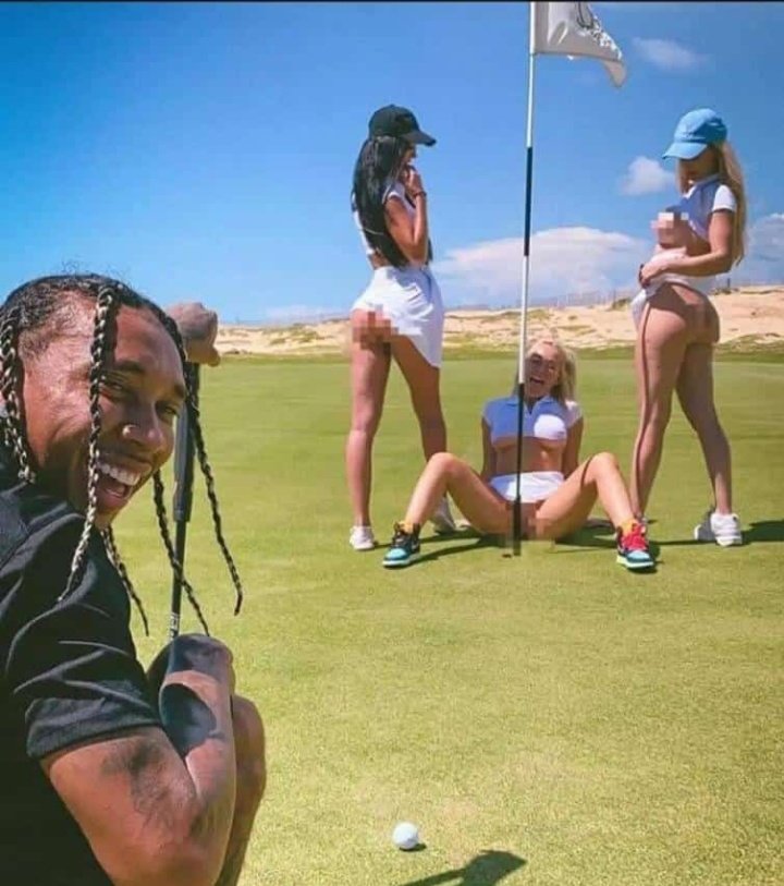 "El dinero no da la felicidad "

Tyga triste: