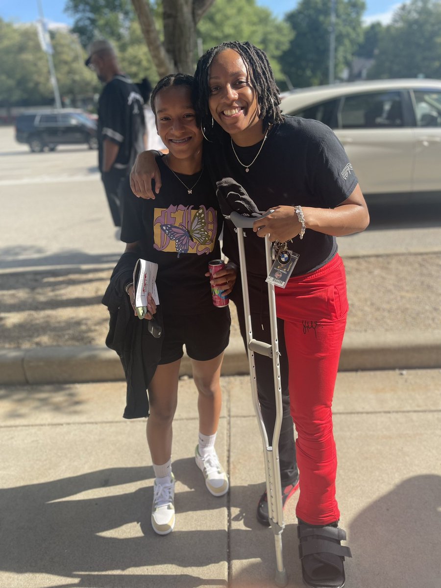 TheRidgeGBK's tweet photo. It’s been a long summer but we ended with a bang. Thank you @IndianaFever for hosting us and a special thanks to @Kelz_Hoop for taking your time to make the girls day that much more special  #BearWitUS🐻‍❄️ https://t.co/mwmP5PuF4w