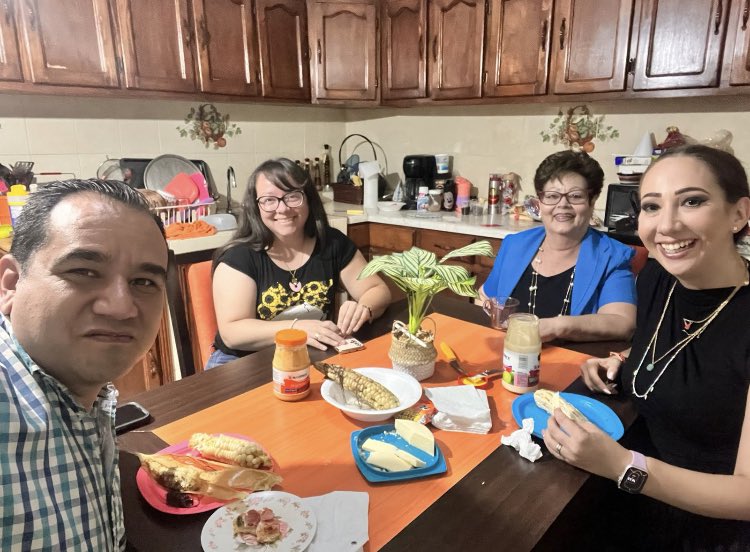 NoemiLuna_Zac's tweet photo. Un gusto saludar a la señora Delia y Paola en su casa en #Atolinga, desde el 2010 que fui candidata por el distrito XIV a Diputada Local hicimos una gran amistad y siempre me reciben con generosidad. https://t.co/lN9ph7EwmU