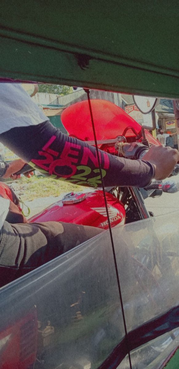mauiixvii's tweet image. Good morning naman sa tryc driver na nasakyan ko. 🥲🫰 #notathrowback 

🌸🫰🌸