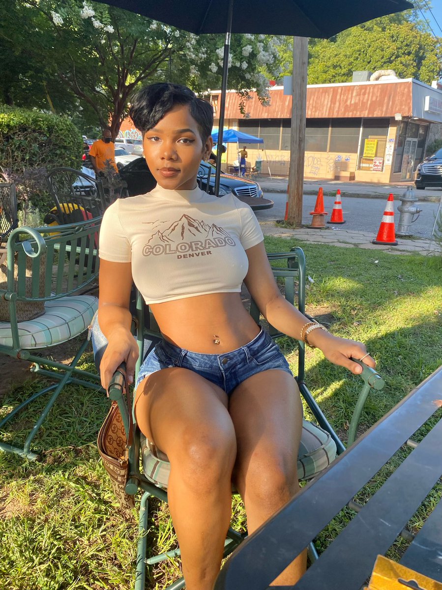 nia_cele's tweet photo. Debbie from the block 😉 https://t.co/3vLb1KbgF7