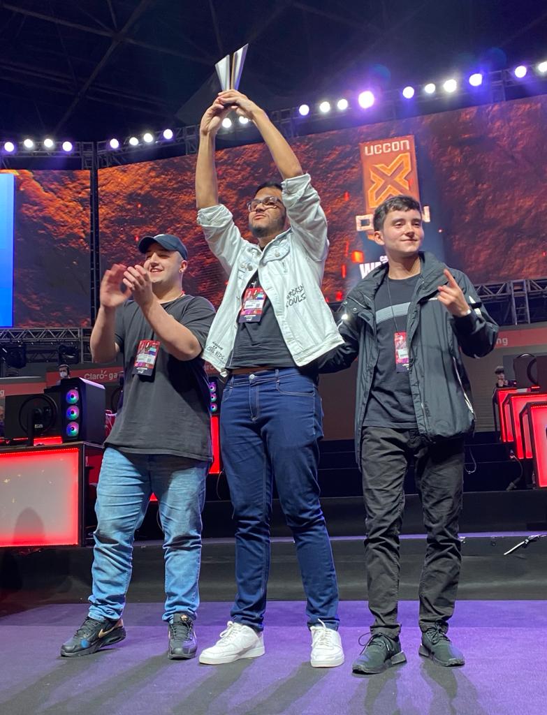 CallofDutyBR's tweet photo. 🏆É  CAMPEÃO🏆

O trio formado por @johnnyboyfps, @ianxietyyy_ e @Abojek_ é o grande vencedor do UCCONX OPEN #WARZONE 🔥

Parabéns aos jogadores!! 🏆 https://t.co/5bLZP8pHwa