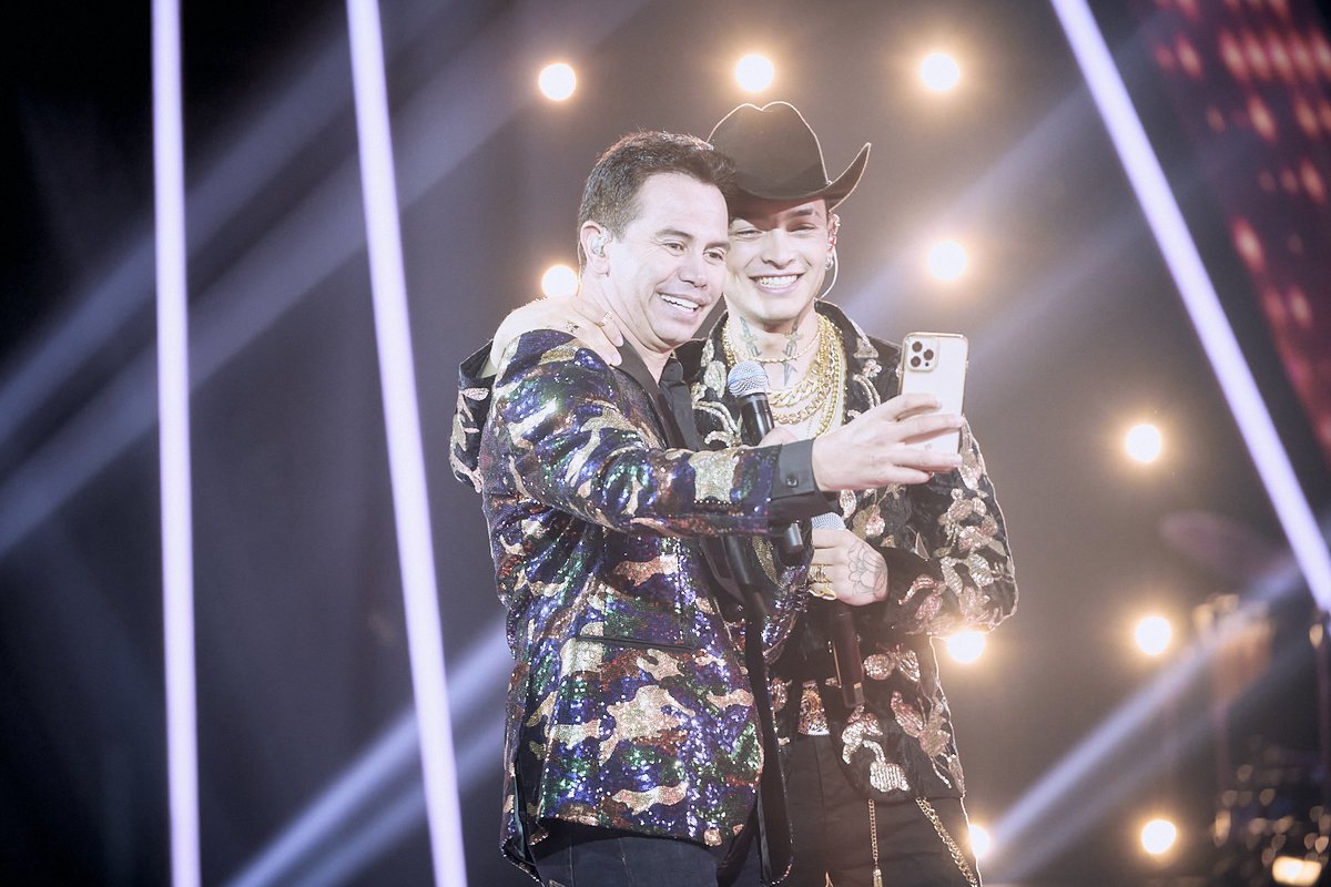 CanalRCN's tweet photo. #FactorX | Juan Barez tuvo el privilegio de cantar junto al gran Jhonny Rivera esta noche 😎🎵 ¡Conéctate a nuestra señal en vivo! https://t.co/JPL7TbGHaz https://t.co/q58WoNg2eL