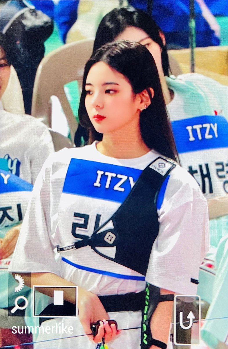 summerlike_lia's tweet photo. 220801 양궁 0점 쏘고 힝구 됨 #ITZY  #리아 https://t.co/kL8o9drMHm