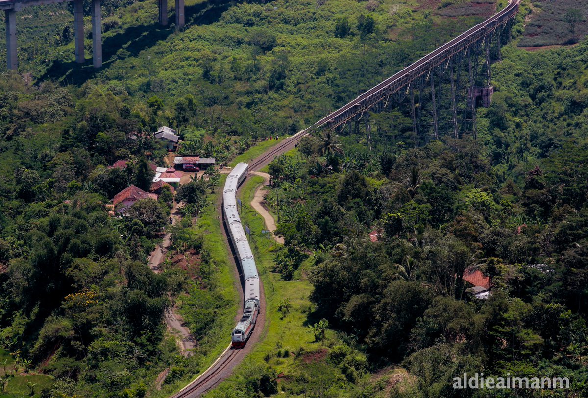 aldieaimanCC204's tweet photo. KA Serayu petak Sasaksaat-Cilame, setelah melintas jembatan Cikubang.
#fotosepur #keretaapikita #daop2 https://t.co/UWXIh8USrQ