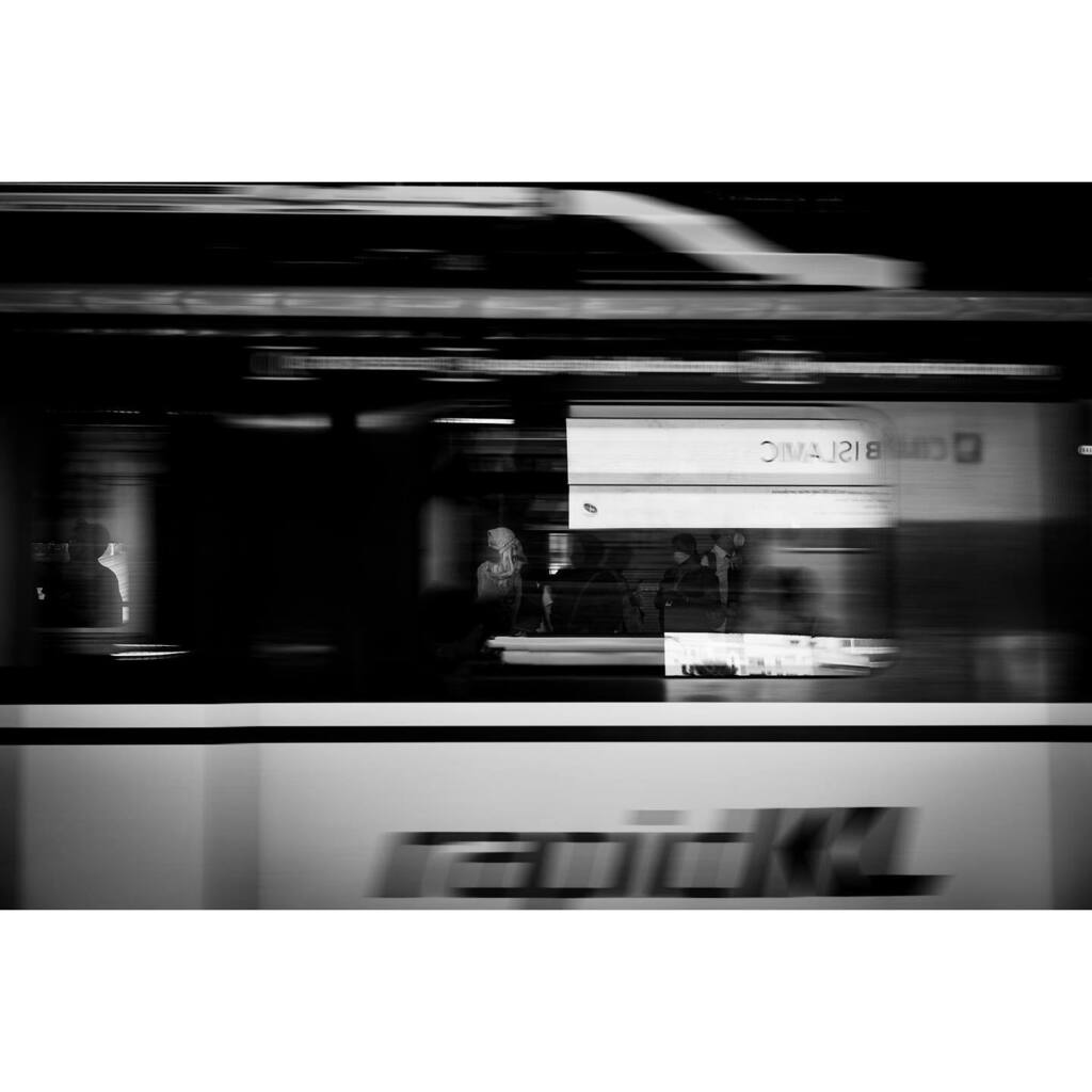 Keep looking.
•
“You will never win if you never begin.” - Helen Rowland
•
> Canon EOS R
> RF 50mm 1.8 STM
> 1/30sec f/4.0 ISO400
> Masjid Jamek LRT Station, Malaysia
•
•
#jomstreetmy #igfeedsmenarik_ #AnakMudaJohor #igersmalaysia #myyourshot #explor… instagr.am/p/Cgsn_qiv0ew/
