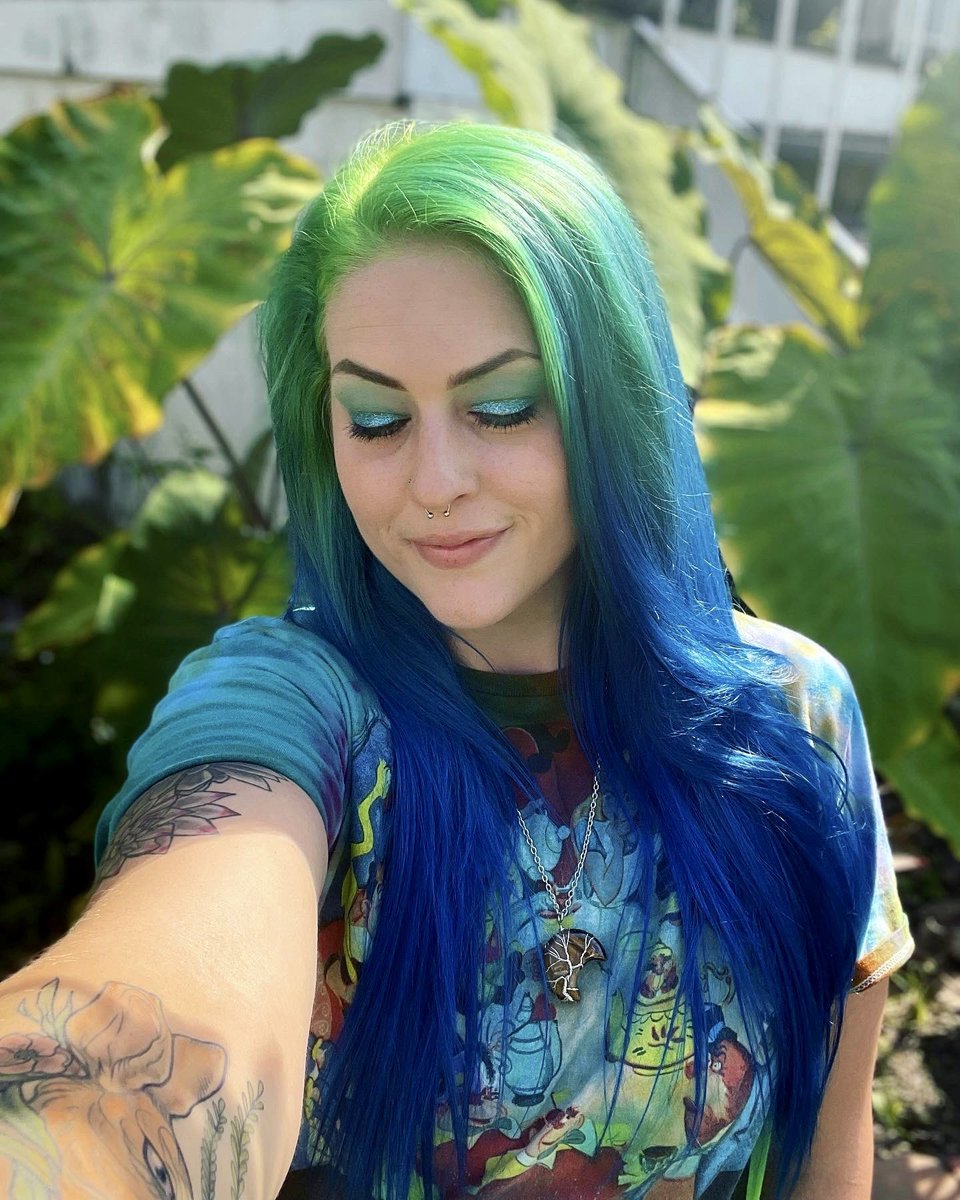 marycatrhea's tweet photo. 💚 trying something new 💙
#arcticfox #haircolor #phantomgreen #poseidon #hippie #Mmemberville #StonerFam #stonerchicks #CannabisCommunity #hair #summer #bluehair #greenhair #alt https://t.co/tlu2Q8taM3