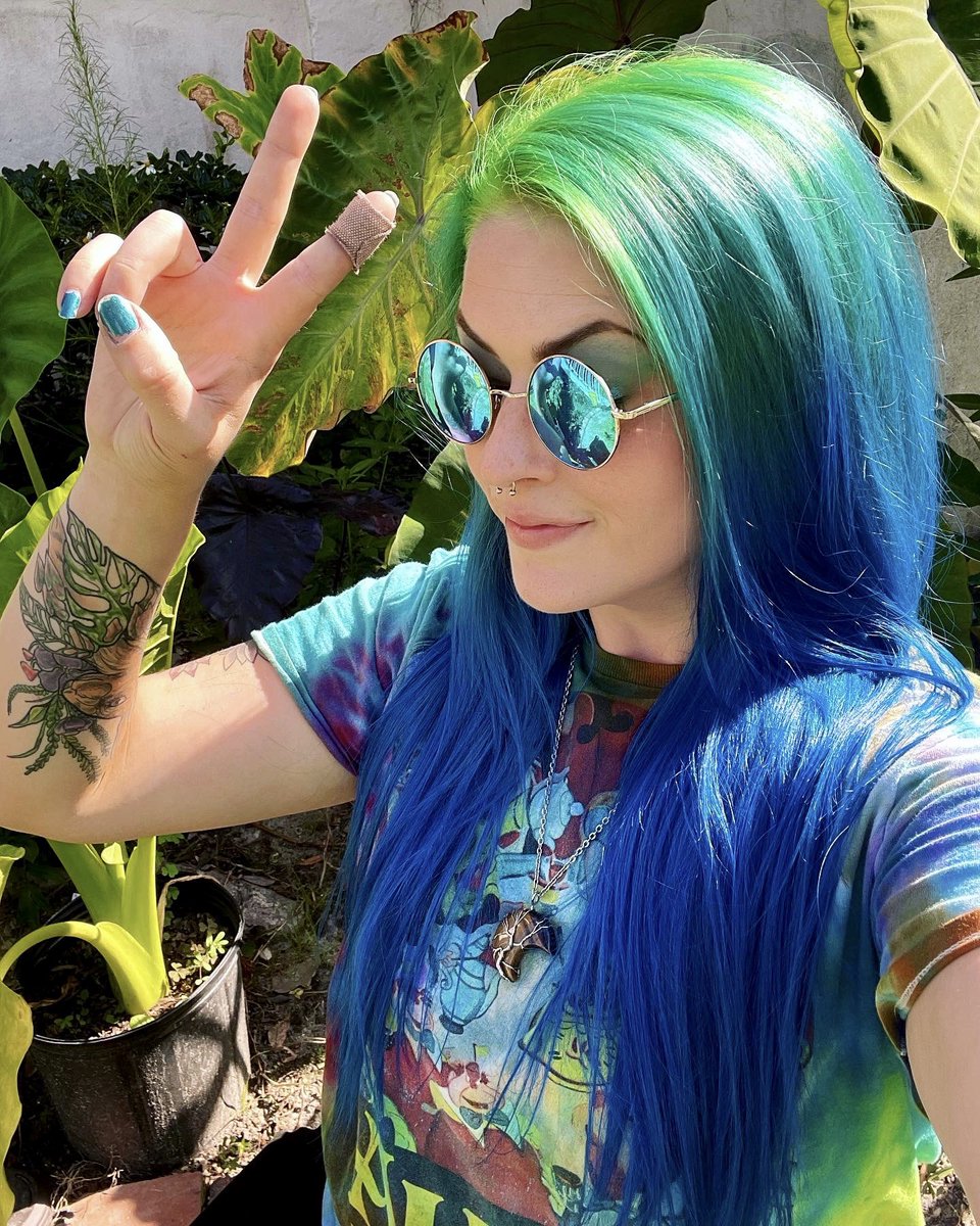 marycatrhea's tweet photo. 💚 trying something new 💙
#arcticfox #haircolor #phantomgreen #poseidon #hippie #Mmemberville #StonerFam #stonerchicks #CannabisCommunity #hair #summer #bluehair #greenhair #alt https://t.co/tlu2Q8taM3