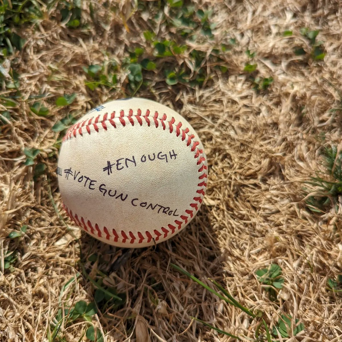 Vocalmama's tweet photo. Ball #36 left at Bushnell Park, Hartford, CT for Quarius Naqua Dunham. @davidhogg111 @StudentsDemand
@BetoORourke @MomsDemand @Everytown @bradybuzz @sandyhook @MLB @MiLB #QuariusNaquaDunham
#enough
#EndGunViolence
#EndGunViolenceNow 
#voteguncontrol
#baseballsforchange https://t.co/OWE3TK7z0p