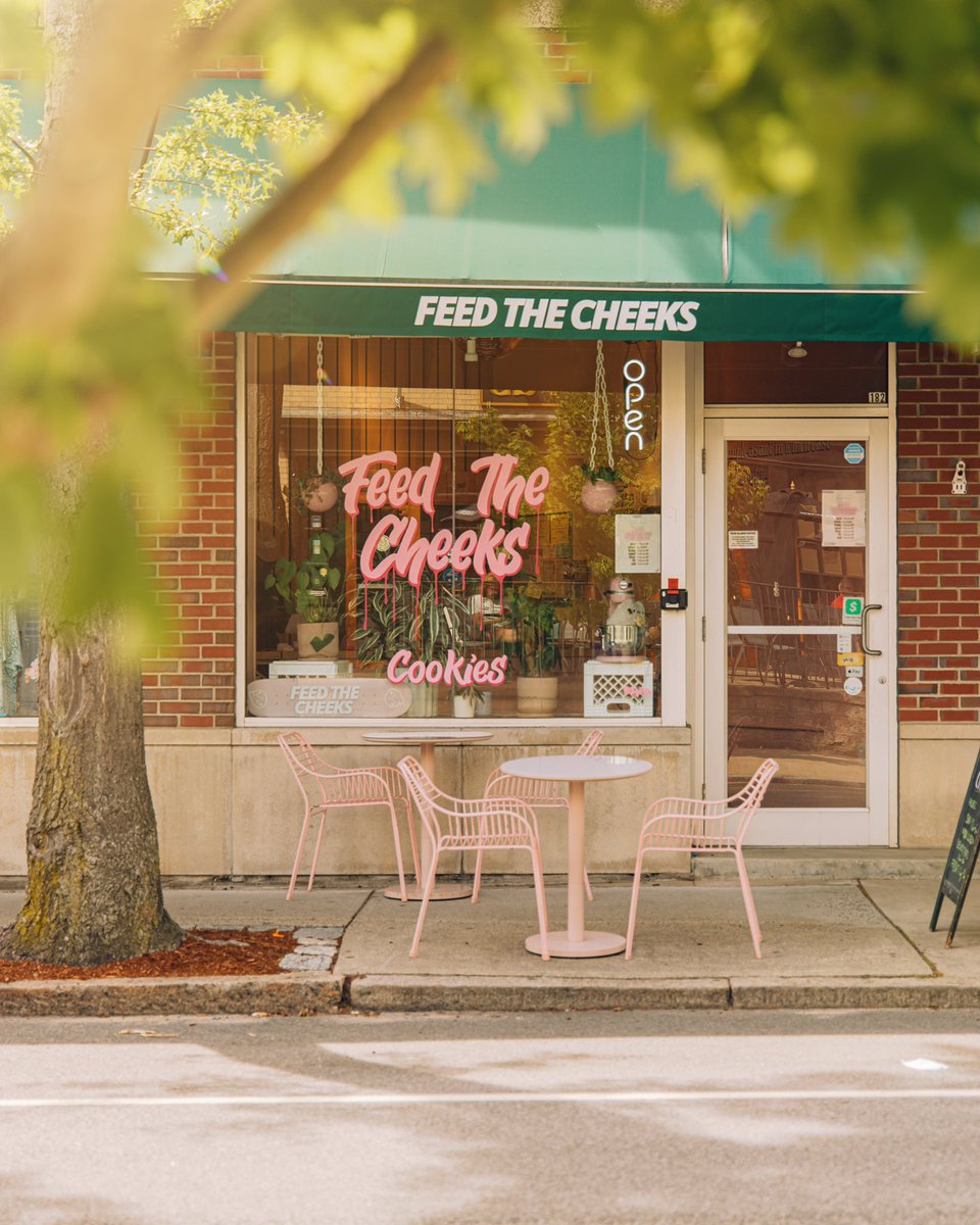 robinwinchell's tweet photo. I walked 10 miles with my camera today. It was hot. My feet hurt. #providence #RhodeIsland #streetphotography https://t.co/rek1t1NtRY