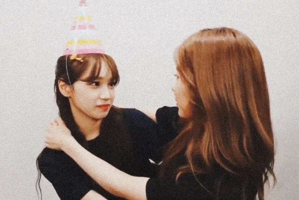 hourly2kim's tweet photo. 🎂
#김채원 #김민주 #김김 
#CHAEWON #MINJU #2kim https://t.co/9MxtcpqC7v