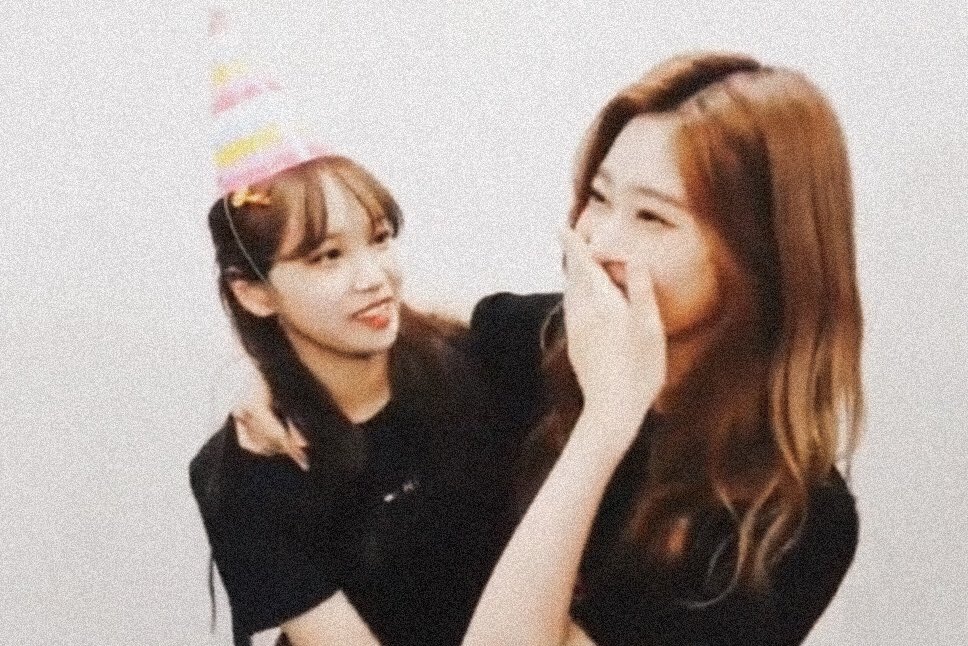 hourly2kim's tweet photo. 🎂
#김채원 #김민주 #김김 
#CHAEWON #MINJU #2kim https://t.co/9MxtcpqC7v