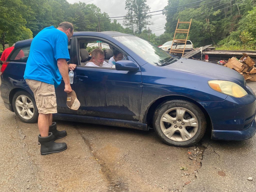 tjmcamis's tweet photo. Thank you Eastern Kentucky for allowing MTO church to come into your community to serve and be blessed by you! Continue to pray for these communities! https://t.co/QXMXigUhZD