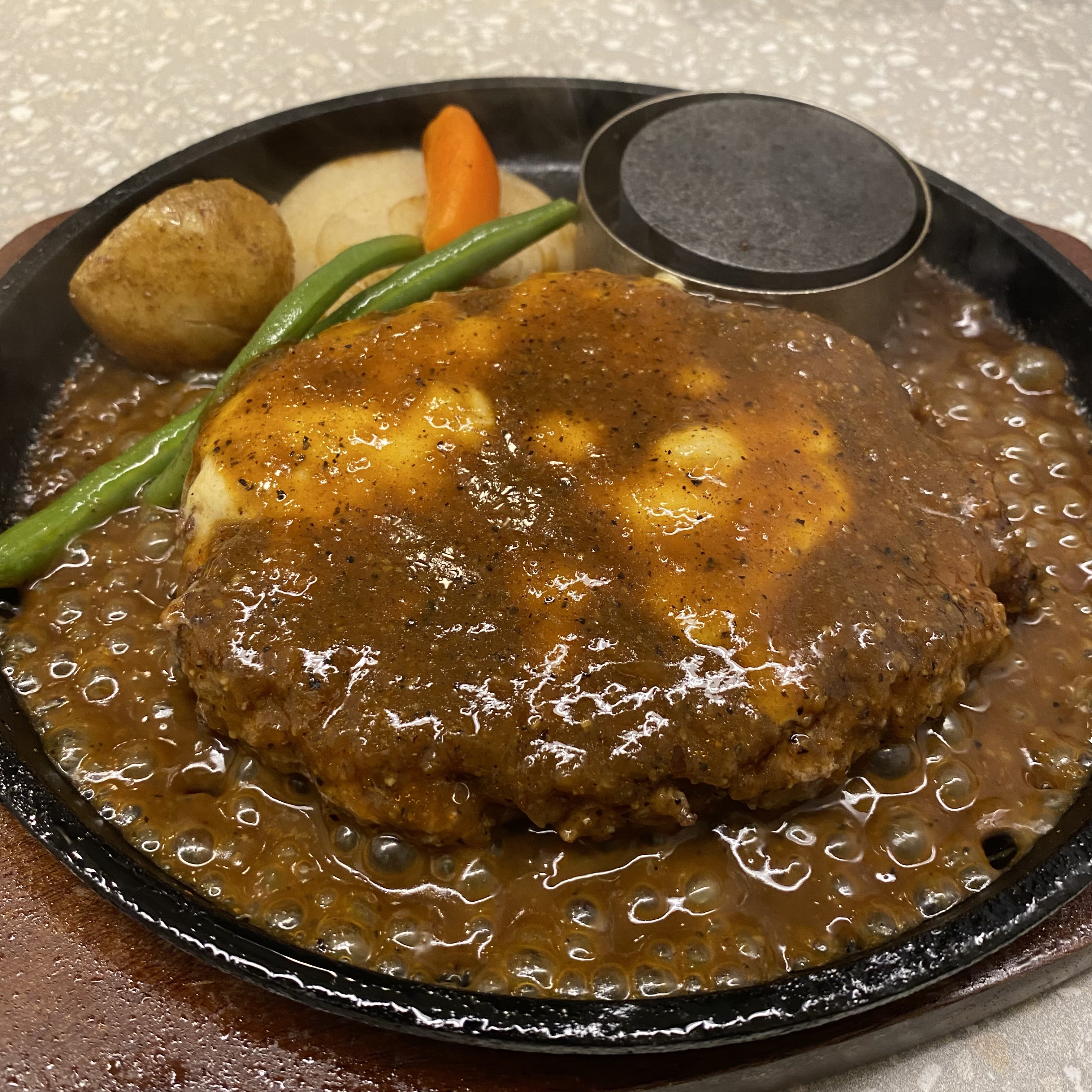 تويتر みずしな孝之 きりもやびより 3巻発売中 على تويتر 札幌牛亭のハンバーグ デフォルトのミディアムでもまあまあ赤くそういうの好きな方におすすめです 僕はペレットでちょい追い焼きします 支店が池袋にあるのですが札幌で食べたかったので満足 T