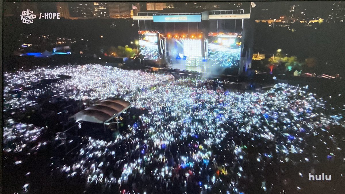 itsapjm's tweet photo. ARE ALL THOSE LIGHTS ARMY BOMBS??!!! https://t.co/dHNze7kGVs