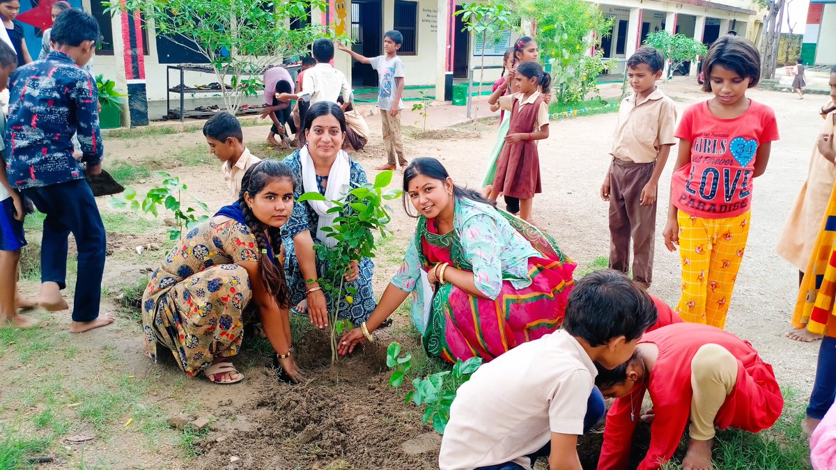 HighwayConcess1's tweet photo. Glimpses from environmental awareness workshop at Kharda, Rajasthan by JPEPL CSR Team of #HC1.

#HighwayConcessions #JPEPL #CSR #csrinitiative #environment #environmental #awareness #awarenesscampaign #treeplanting #plantationdrive #interaction #workshops #workshop #rajasthan https://t.co/udqkChzVLT