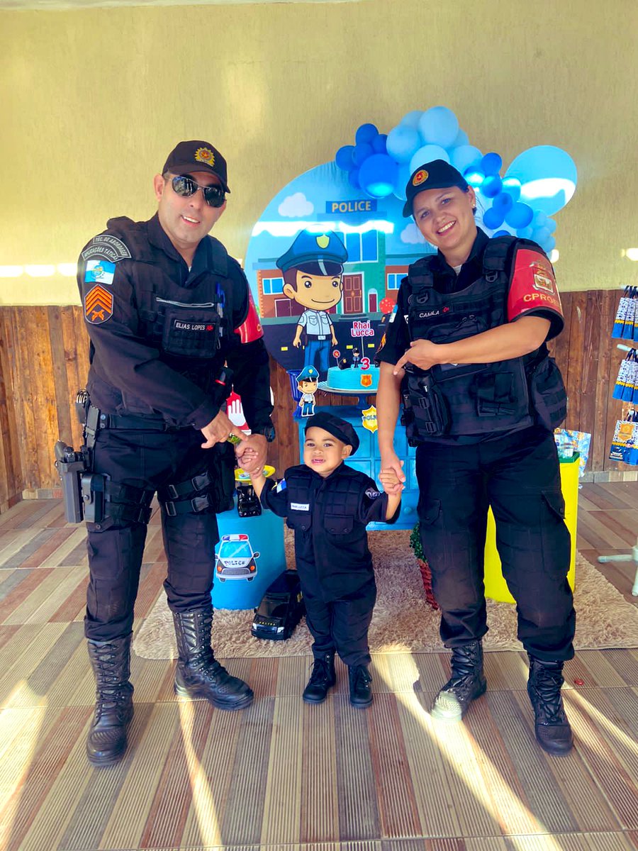 laysouzaa1's tweet photo. Rhaí Lucca contou 3! Obrigada meu Deus, não tem nada mais gratificante do que ver a felicidade do seu menino. 💙🎉🔫🎂👮🏻♂️🚓 #denguinho https://t.co/yJ7qxGfgdf