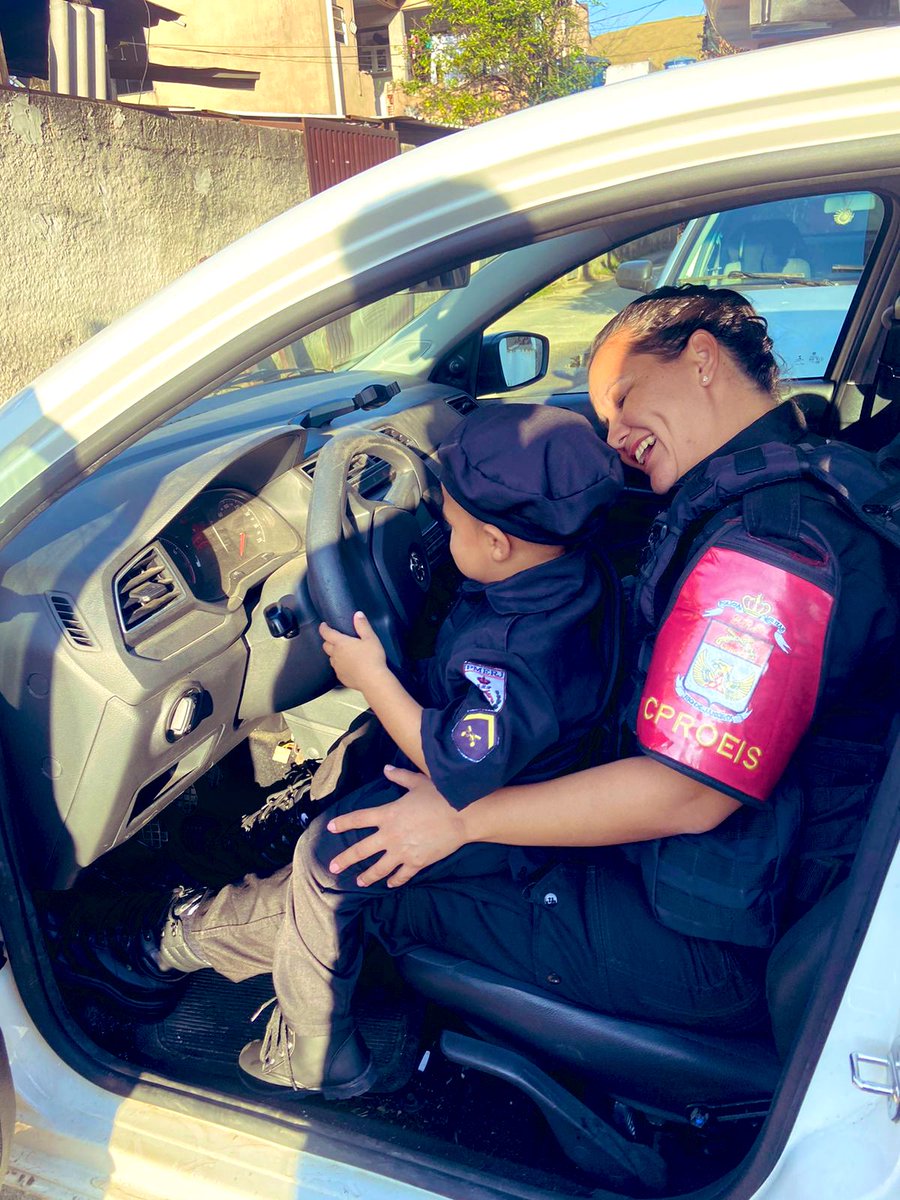 laysouzaa1's tweet photo. Rhaí Lucca contou 3! Obrigada meu Deus, não tem nada mais gratificante do que ver a felicidade do seu menino. 💙🎉🔫🎂👮🏻♂️🚓 #denguinho https://t.co/yJ7qxGfgdf