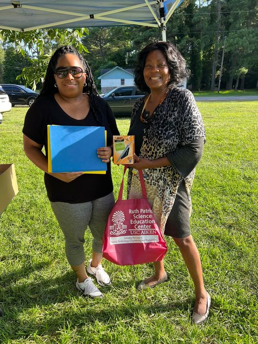 Bruce4USSenate's tweet photo. I had a great time today supporting students and their families with much needed school supplies! 

Thanks to the @LisaForSC campaign, @MargaretMSumpt2 of SE DEMS in Lower Richland and @DeyaskaSpencer of @RichlandSCDems for providing these opportunities. 🍎

#scpol #teamlisa https://t.co/vkeFkJagYn