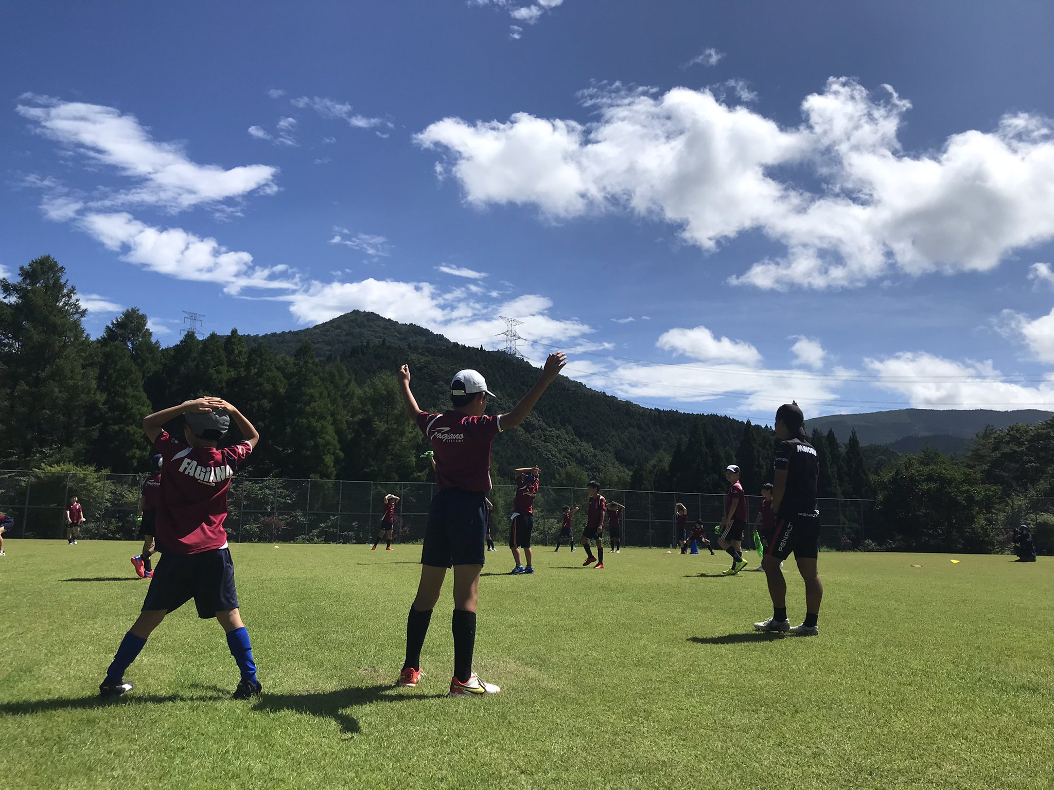 ファジアーノ岡山スクール サマーキャンプ 2日目 2日目の午前はサッカー 天然芝のピッチを思う存分 駆け巡りました 隣にスキー場のある施設で 風が涼しくて気持ちがいいです まだまだ楽しむぞー ファジアーノ岡山 サッカー