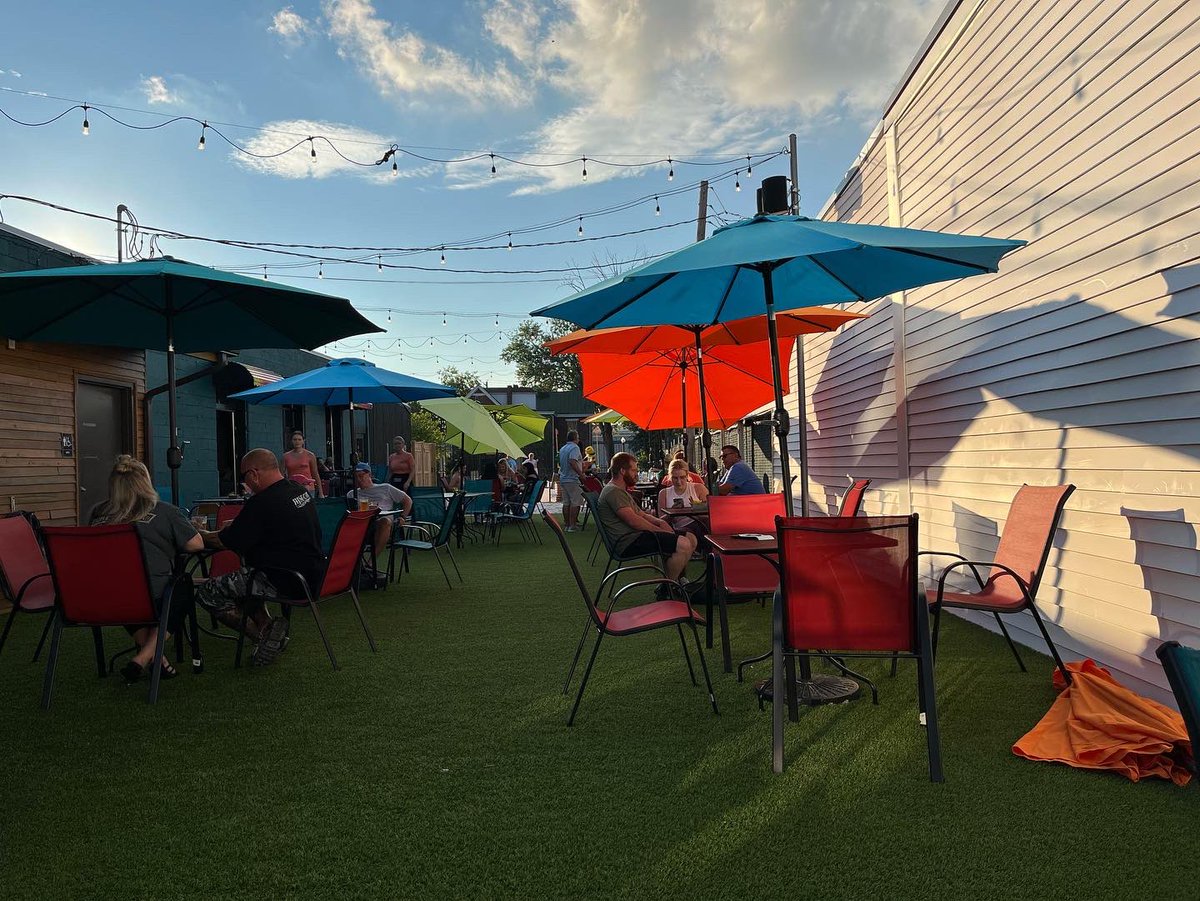 ChrisGramke's tweet photo. The weekend of visiting new places continues with the Hoosier Icehouse in Lawrenceburg and always great running into good friends in unexpected places! 🤣👍#ClearwaterDinnerClub #WheresTim&amp;Shannon https://t.co/W5T1PRqhHZ