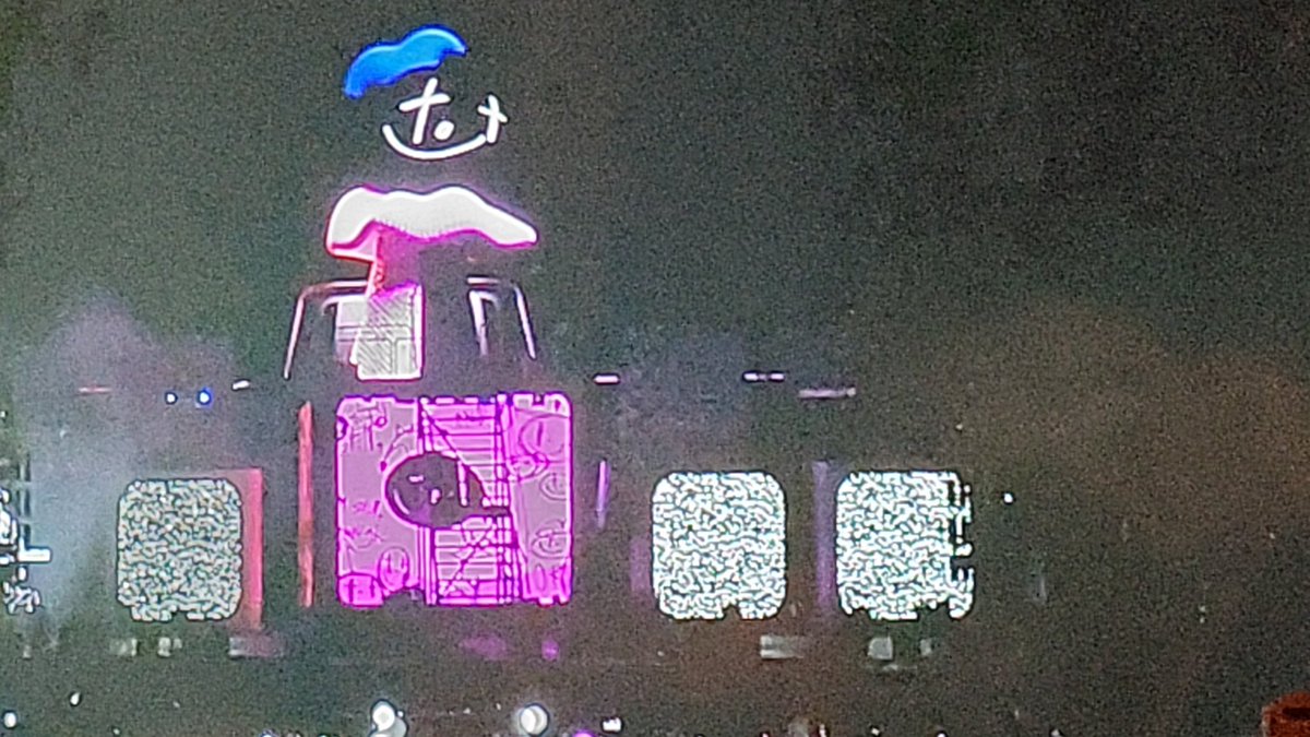 Mayboredomreign's tweet photo. Anybody else watching this entire performance with their hands over their mouths to keep yourself from screamimg?!!! #HOBIPALOOZA #jhopeAtLollapalooza #jhope_Arson https://t.co/z4KfGdbUBx
