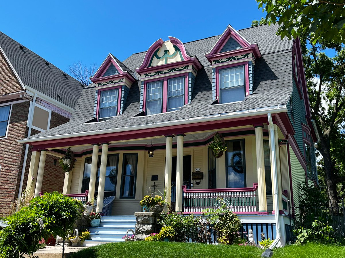 BobbyTmke's tweet photo. 953 N. 33rd St. in Concordia, Frank Voith, architect, 1895. Built for Fred Hunt. #dutchcolonial #architecture #oldhouse #milwaukee @NearWestSideMKE https://t.co/nBEvwi2a7V