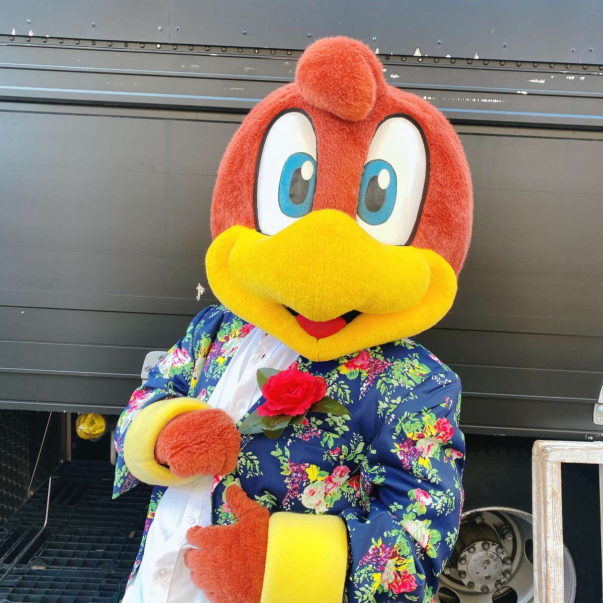 東北楽天ゴールデンイーグルス S Tweet 週末のマスコットたち 弘前ねぷたの台座のクラッチくんイラスト 反対側はスイッチくん クラッチーナちゃん ステージでの新しい衣装はなんだかダンディ クラッチーナちゃんはガラポンをひいたよ スイッチくんは お