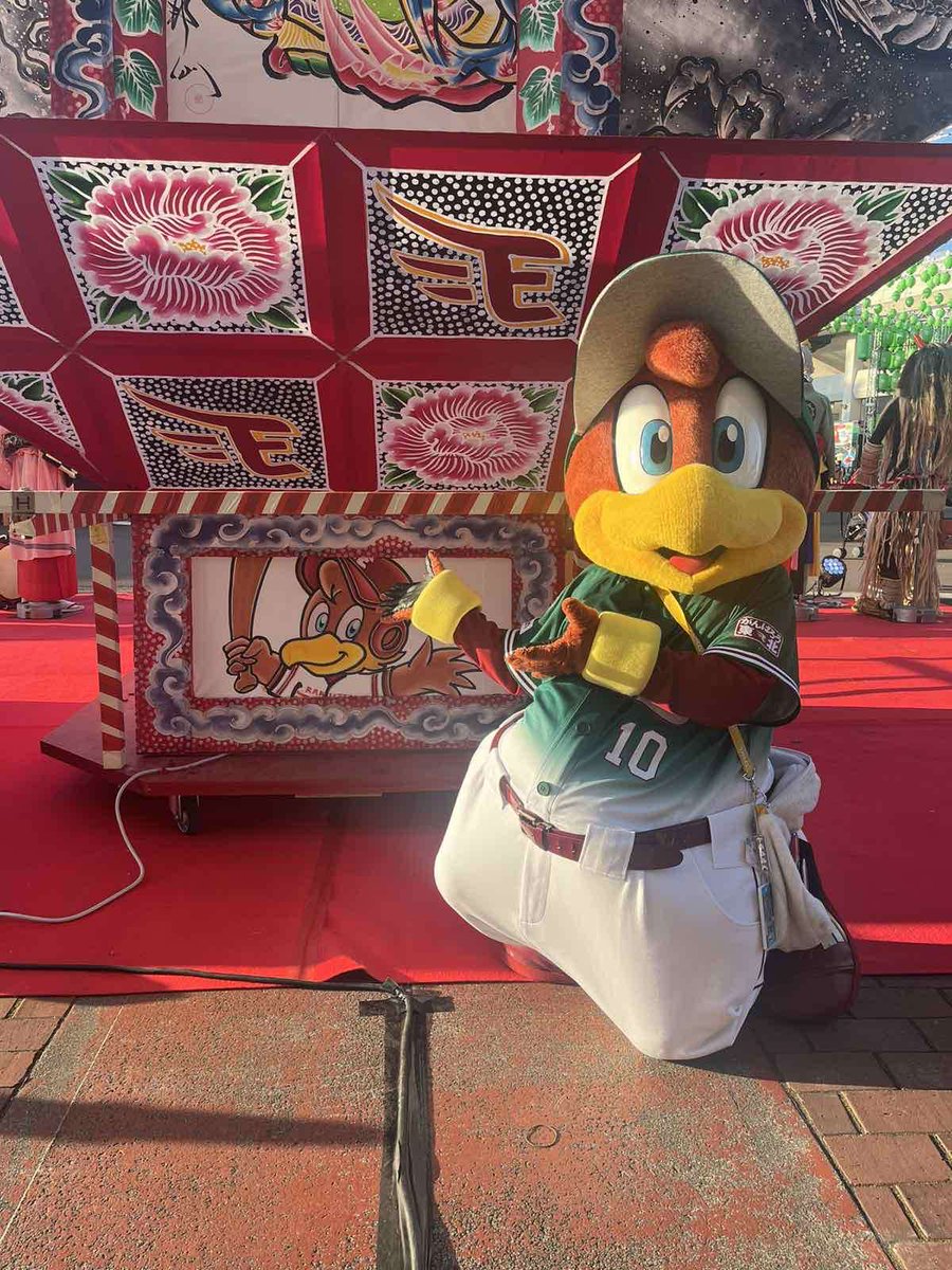 تويتر アンジェラス على تويتر Rt Rakuten Eagles 週末のマスコットたち 弘前ねぷたの台座のクラッチくんイラスト 反対側はスイッチくん Amp クラッチーナちゃん ステージでの新しい衣装はなんだかダンディ クラッチーナちゃんは