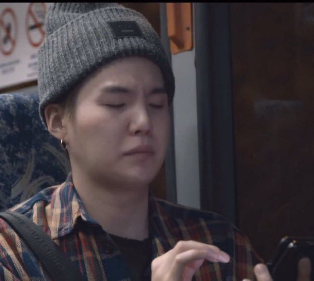 yoongi watching hobipalooza and seeing the yoongi marry me sign