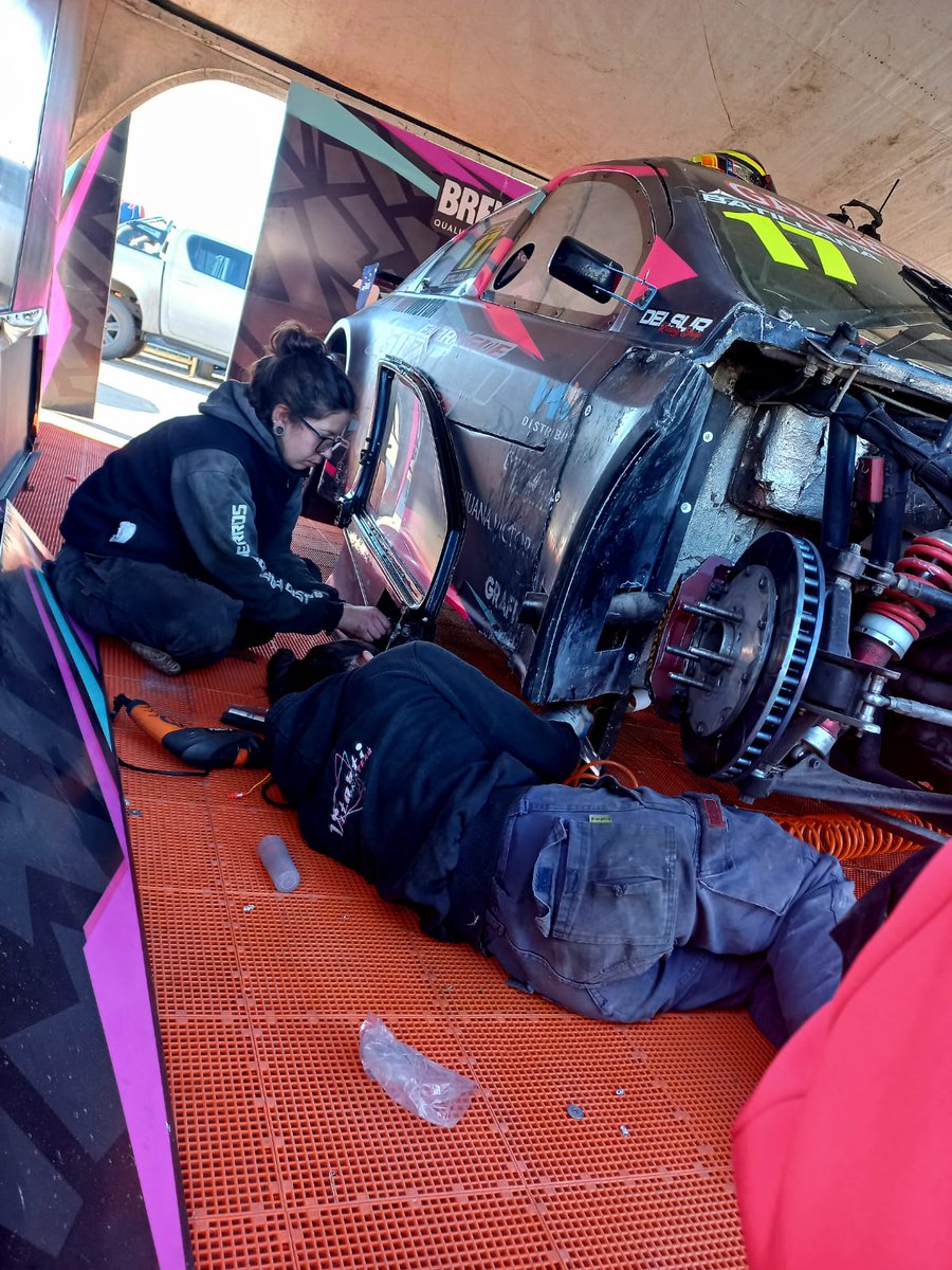 Nuevo desafío atendiendo pilotos hombres, demostrando los valores del automovilismo y la igualdad en el deporte. ❤️ 

🏁 Pole 
🏁 P4 en el Sprint y record de vuelta 
🏁 P2 en la final y record de vuelta 

Que bien nos recibiste Rafaela! 😍