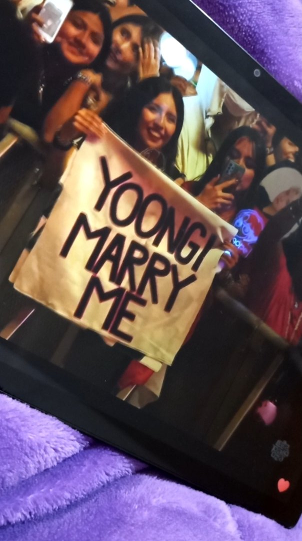 kimkaari's tweet photo. #Lollapalooza2022 #jhopeAtLollapalooza #BTSSUGA 
@BTS_twt 🤣 Yoongi Merry Me
@weverseofficial https://t.co/ZYNK5y2yuL