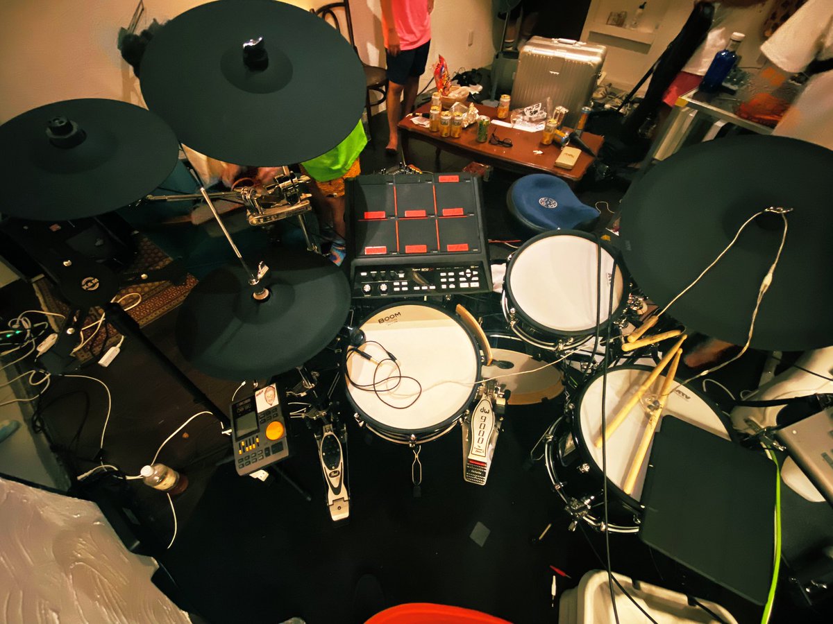 drums_atsushi's tweet photo. 昨日は機材トラブルもあったけど、なんとか無事に終わってひと安心。
見てくれた皆さんありがとうございました!!
これからも「CREAMY THCOOO」(クリーミースー)をよろしくお願いしまTHCOOO👍
#creamythcooo
#emptv
#emptykraft
#atv
#adrums
#rorland
#spdsx https://t.co/OtbHgLWKHV