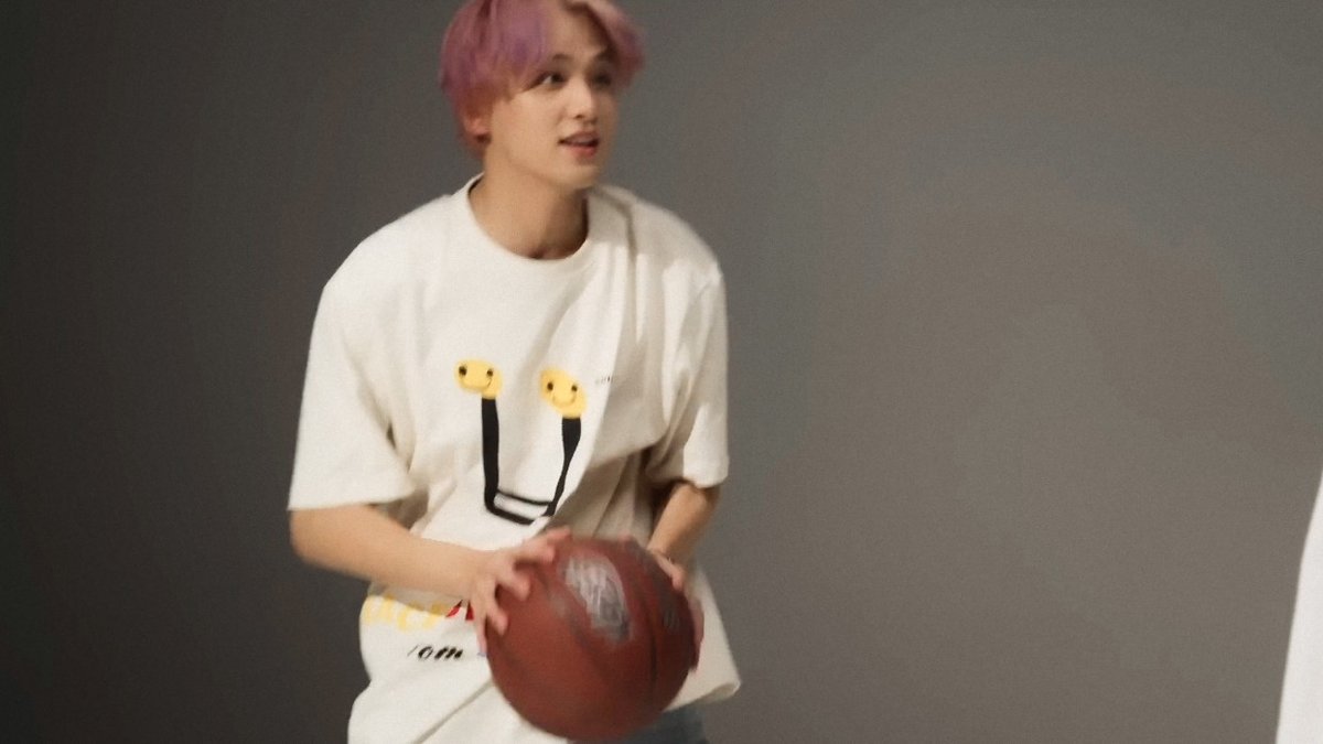 ihaecyou's tweet photo. haechan with a basketball is so attractive https://t.co/qGaEJkSfu0
