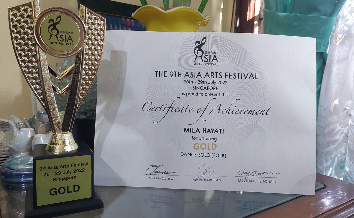 MelCo_28's tweet photo. @pariwisata_sda Puji syukur ke hadirat Allah SWT, membawakan tari "Banjar Kemuning" karya Agustinus,https://t.co/N5NeOvBJjP berhasil meraih Gold untuk Indonesia. @SpectraDance @info_sidoarjo @InformasiJatim @NUSingapore @beritajatimcom #AAF9th https://t.co/5widhaXU1y
