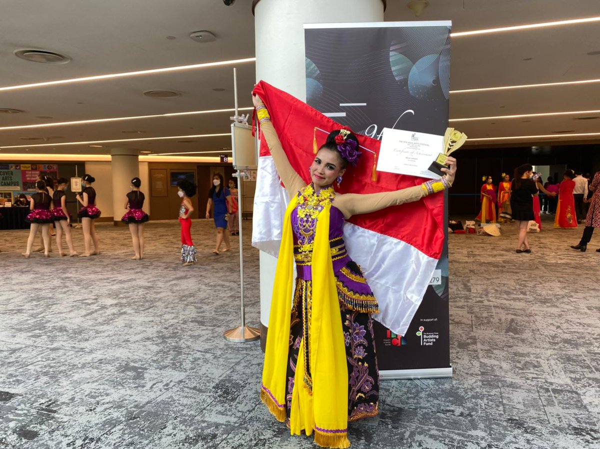 MelCo_28's tweet photo. @pariwisata_sda Puji syukur ke hadirat Allah SWT, membawakan tari "Banjar Kemuning" karya Agustinus,https://t.co/N5NeOvBJjP berhasil meraih Gold untuk Indonesia. @SpectraDance @info_sidoarjo @InformasiJatim @NUSingapore @beritajatimcom #AAF9th https://t.co/5widhaXU1y