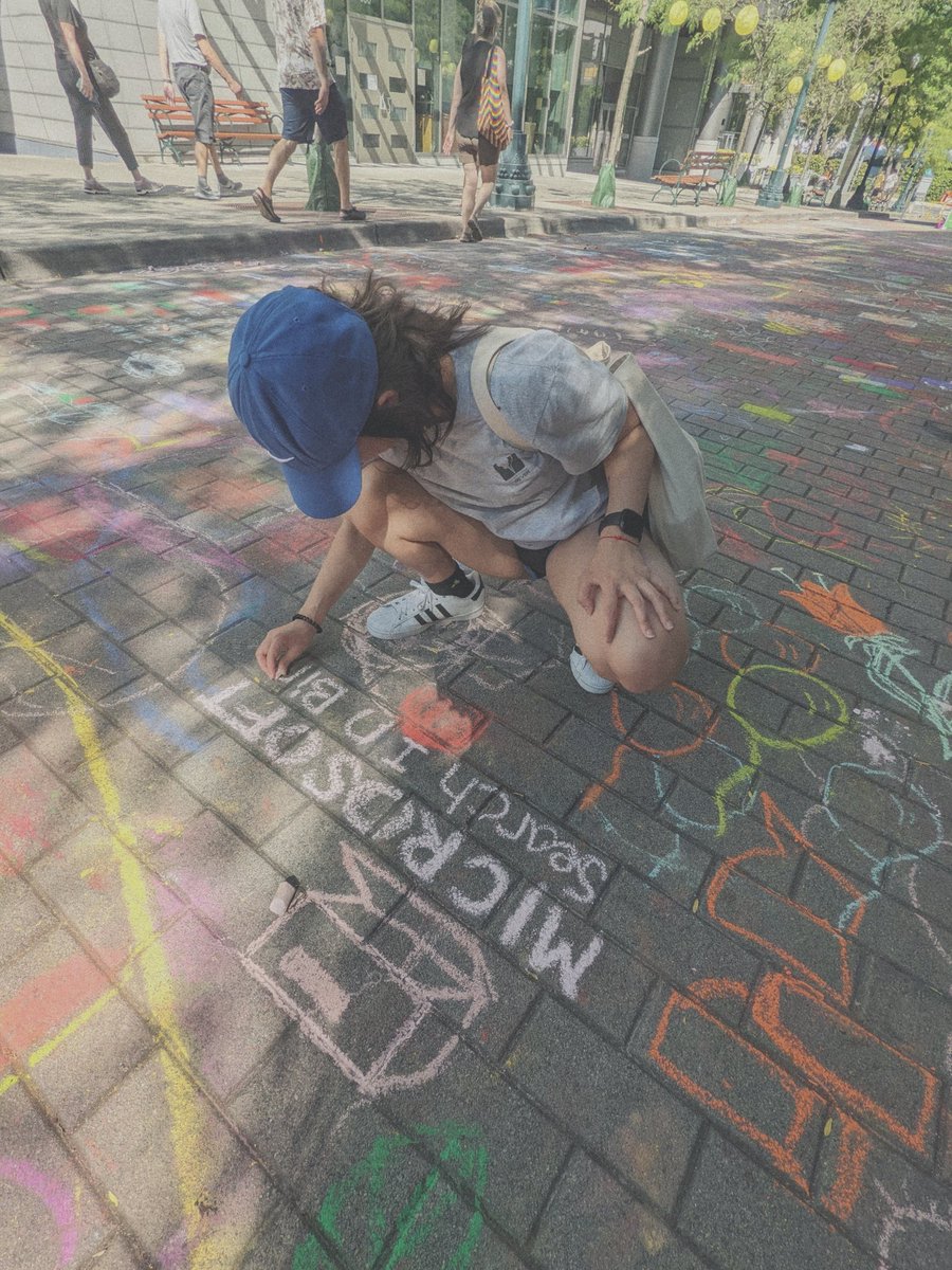 lifewitharielfu's tweet photo. MSB always has a spot in my heart, and now it has a spot on the streets of the Bellevue Arts Museum Art Fair
#Microsoft #microsoftsearchinbing #msftintern #microsoftintern22 #internmsft #bingatwork #bellevueartsmuseum #artfair #seattle https://t.co/83gnSJqOvN