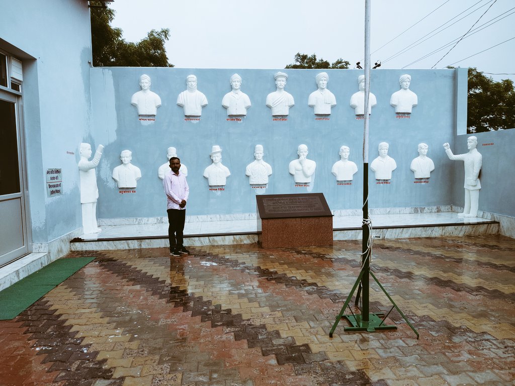 5ukhdevsingh's tweet image. कल मुझे उन गुमनाम शाहिदो के बारे में जानने का मौका मिला जो हमने  कभी भी कही पड़ने को नही मिले 

Adv. शंकर सोनी जी और आशीष भाई का बहुत बहुत धन्यवाद करता हू जो आप गुमनाम शाहिदो की कुर्बानी को लोगो तक पहुंचा रहे हो🙏🏻🙏🏻 
@advshankersoni