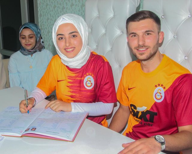 👩‍❤️‍👨 Konya'da yaşayan Ümit ve Kübra Nur çifti, nikah törenlerinde Galatasaray formaları giydi.