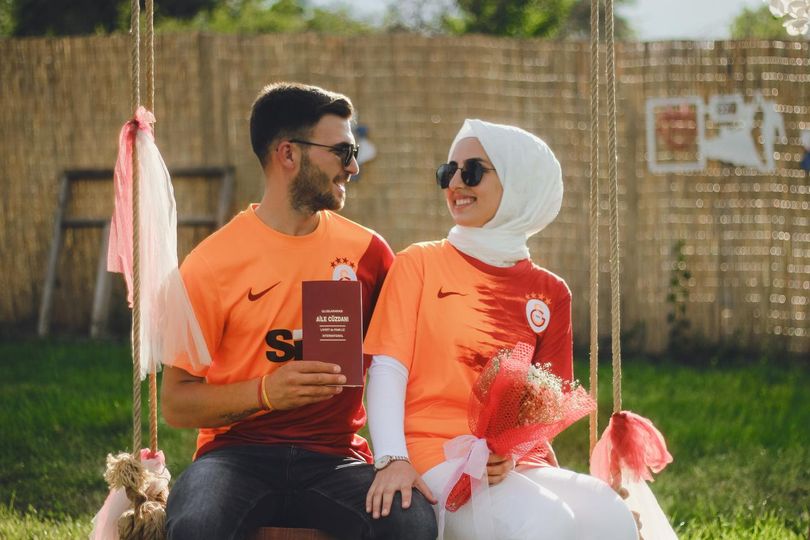 futbolarena's tweet photo. 👩‍❤️‍👨 Konya'da yaşayan Ümit ve Kübra Nur çifti, nikah törenlerinde Galatasaray formaları giydi. https://t.co/6jVEO5khIK