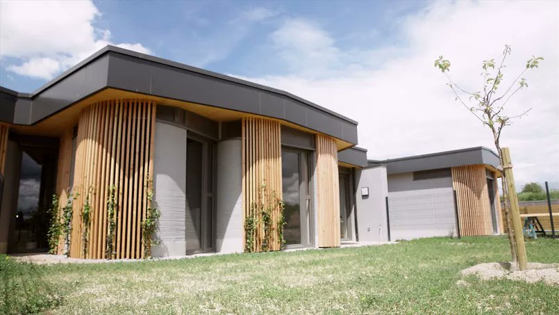 [#vudanslapresse] Cinq maisons bâties grâce à une technique novatrice d’#impression du béton en #3D ont fait leur apparition à <a href="/VilledeReims/">Ville de Reims</a>, une première en France, le coût est de 25% plus élevé que les bâtiments #traditionnels. immobilier.lefigaro.fr/article/a-reim…
<a href="/Le_Figaro_Immo/">Figaro Immobilier</a>