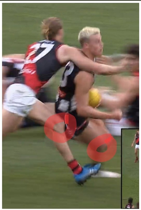 j4659's tweet photo. @VanZenoJimmy @FOXFOOTY My eyes are good enough to see the knee drop here.

Even got the red circles to make it easier for uneducated pies fans to compare. https://t.co/jNIDkaMRJY