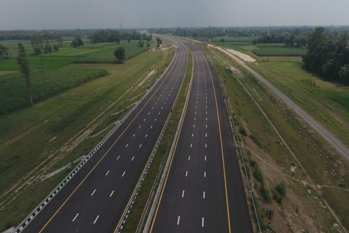Thejhindex's tweet photo. 13 firms have submitted bids for preparing DPR of Raxaul-Haldia Expressway

6/8 lane approx 690 km long greenfield expressway is estimated to cost about ₹54k Crore

This will start from raxaul in Bihar, passes through Jharkhand &amp; ends at haldia port in WB https://t.co/jZHAeczcnM