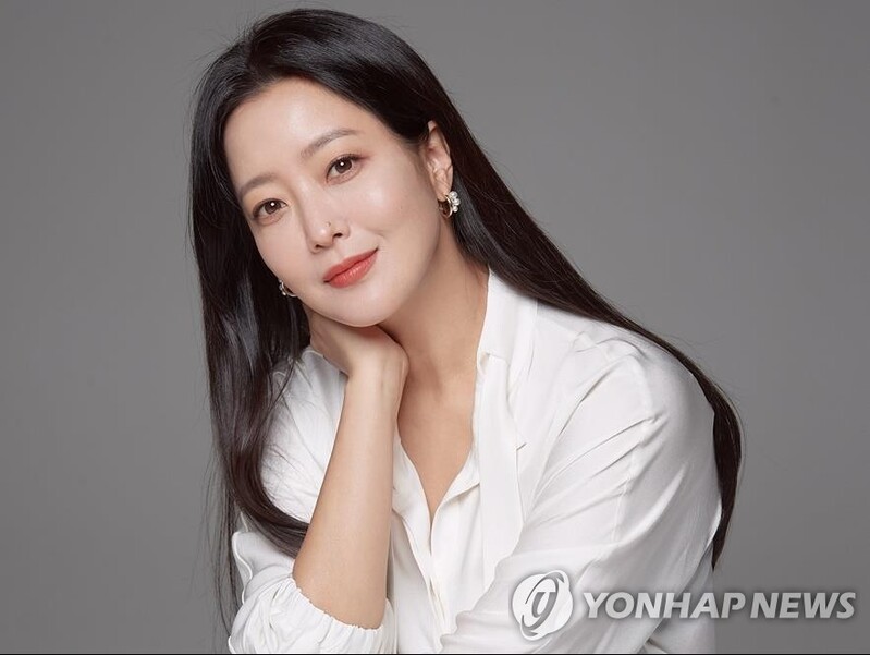 kvibe_yonhap's tweet photo. South Korean actress #KimHeeSeon is returning back to the stage of Chungmuro in 19 years with the movie "#RatherSweet"❤️🔥♥️💜🧡🥰
#김희선 #comeback #koreanmoviestar #yoohaejin #유해진
https://t.co/CvWkZkCete https://t.co/n8F2O8Tuky
