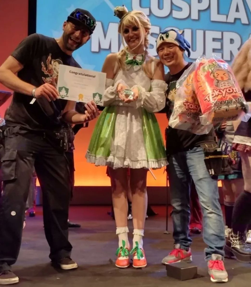 harrietmrogers's tweet photo. I won the @megaconlive Manchester masquerade! Very unexpected &amp; first time wearing the cosplay! Thank you Guild of Nerds and @TokyoToysUK 

#ComicCon #manchester #Mario #videogames #SuperMario #YOSHI https://t.co/IvBVO3Jd14