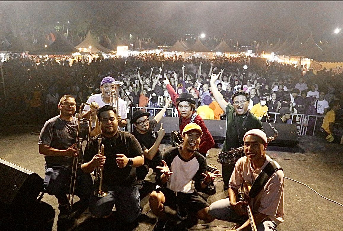 NadzmiZakaria's tweet photo. Thank you Johor! Korang memang awesomee gilaa semalam.
#MaqanFoodFest2022 #AtasAngin #SkudapSkudip #Sessionist https://t.co/lG7feZMEyX