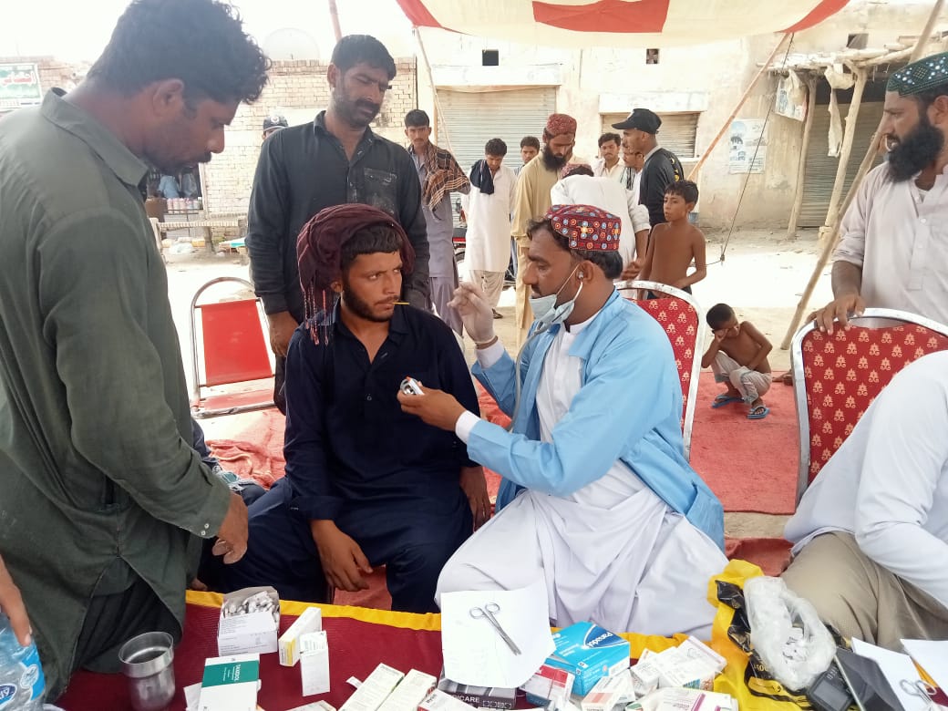 پاکستان سنی تحریک کے شعبہ خدمت اہل سنت خدمت فاونڈیشن کے تعاون سے سیلاب زدگان کے لیے تونسہ شریف میں فری میڈیکل کیمپ لگایا گیا ہے